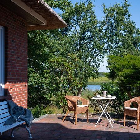 Вилла Reetdachhaus Eiderblick Breiholz Экстерьер фото