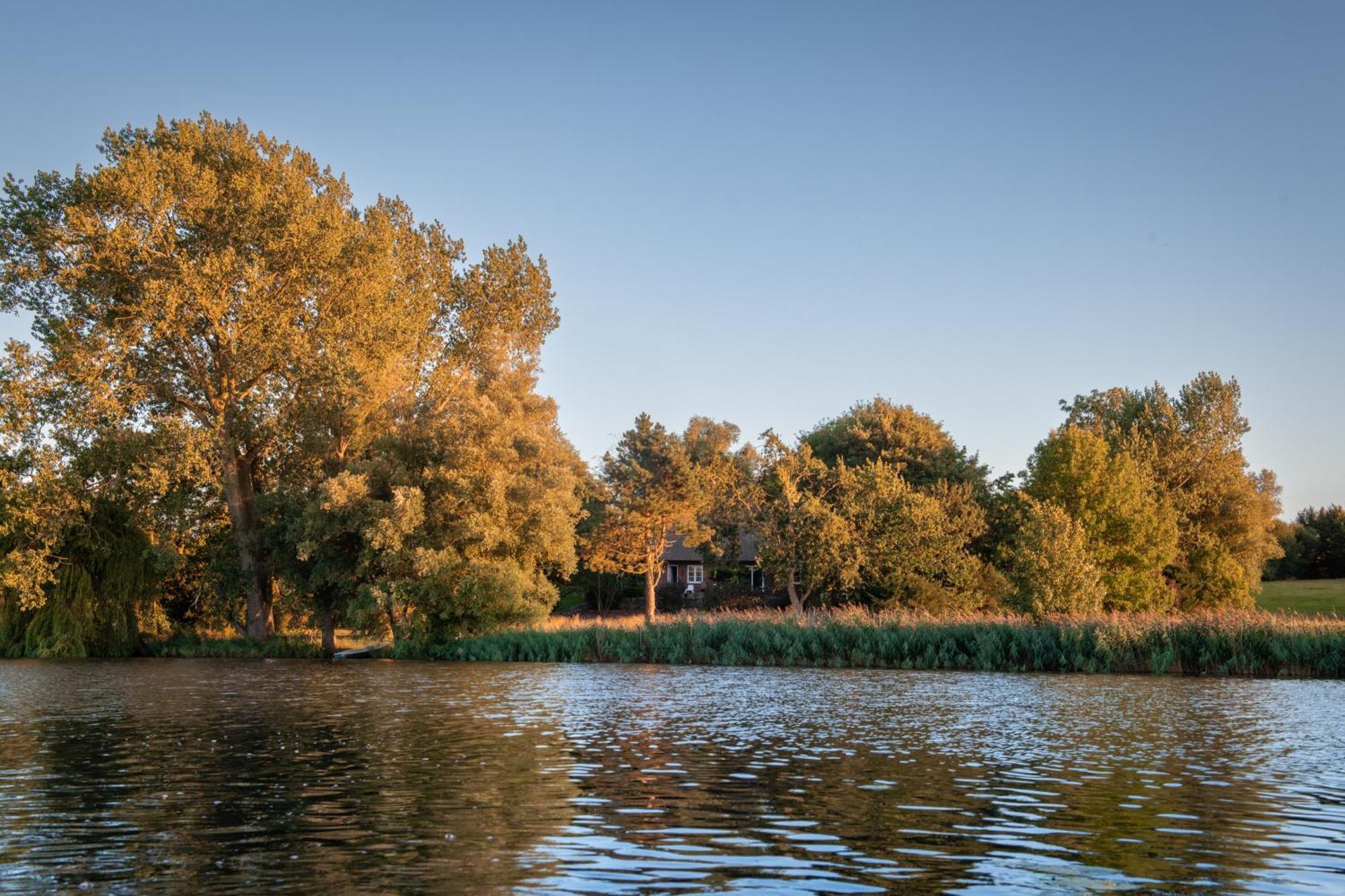 Вилла Reetdachhaus Eiderblick Breiholz Экстерьер фото